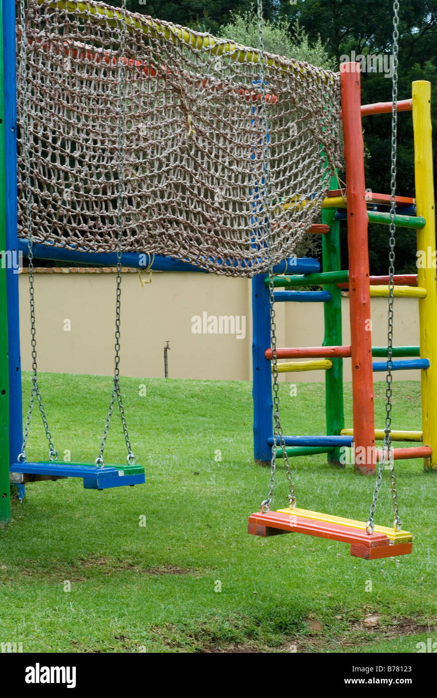 Kinderspielplatz, Schaukel und Klettergerüst Stockfoto