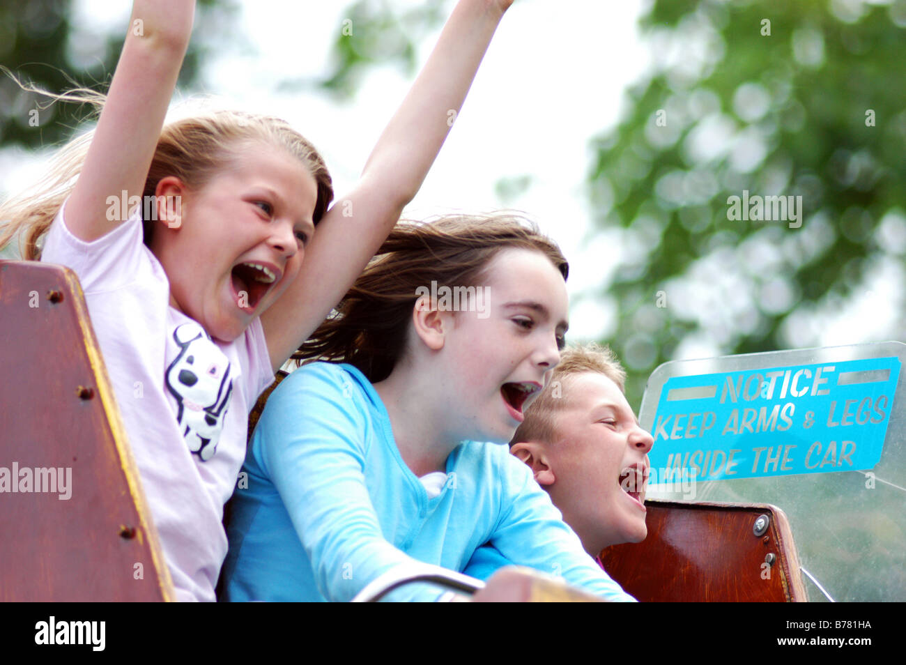 Kinder schreien während der Fahrt auf einem Messegelände fahren North Yorkshire, Modell veröffentlicht Stockfoto