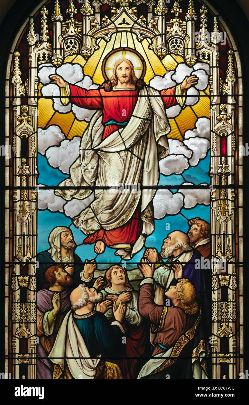 Buntglasfenster in einer Kirche, die den Aufstieg Jesu Christi zeigt Stockfoto
