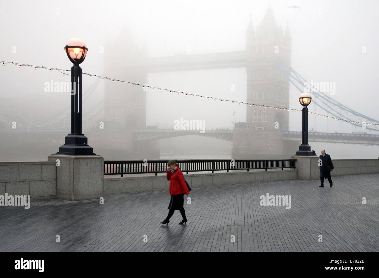 Tower Bridge und London im Nebel Stockfoto