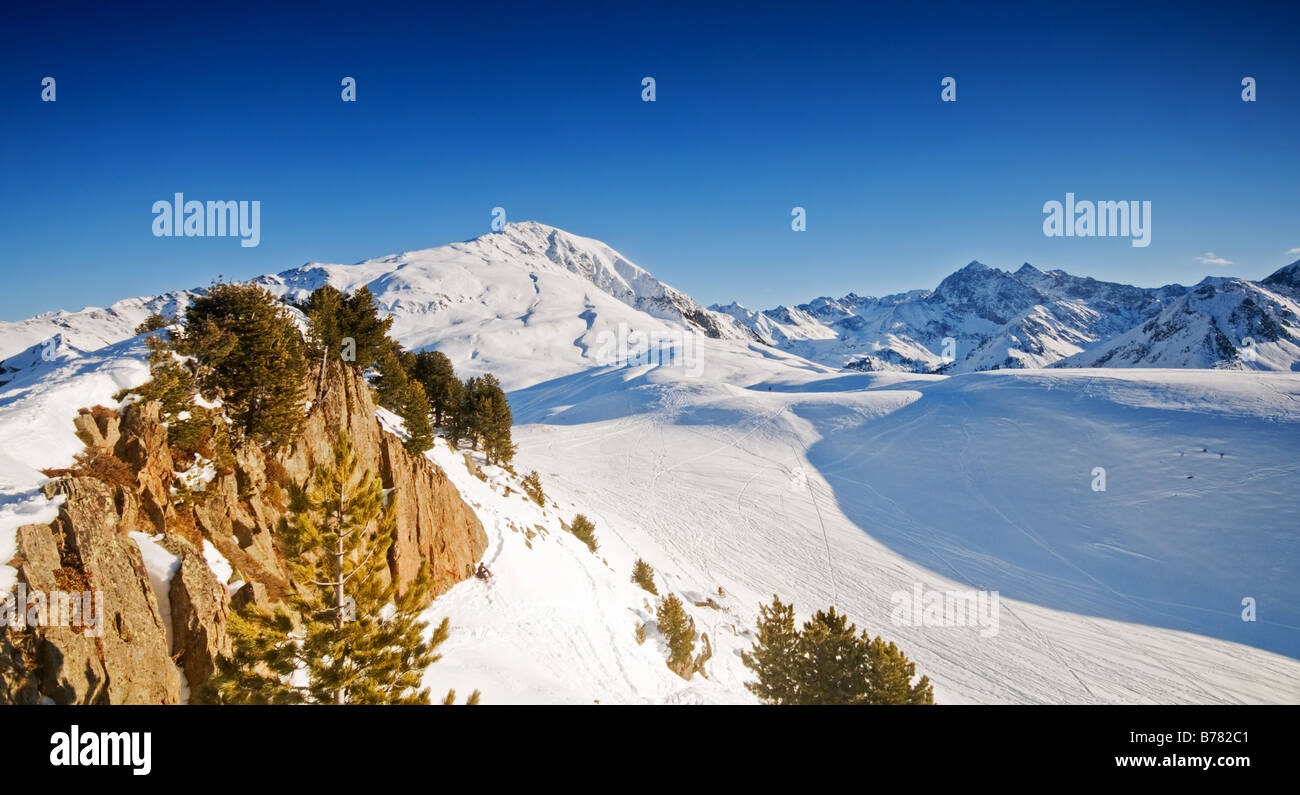Verschneite Winterlandschaft. Die Alpen Stockfoto