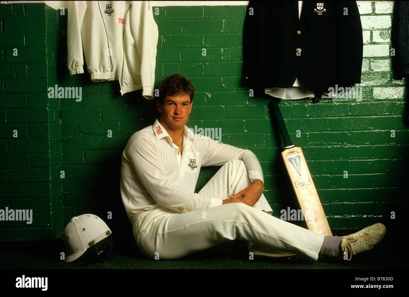 GRAHAM HICK, CRICKETER, sitzt in einer Umkleidekabine umgeben die sein Handwerkszeug. Stockfoto