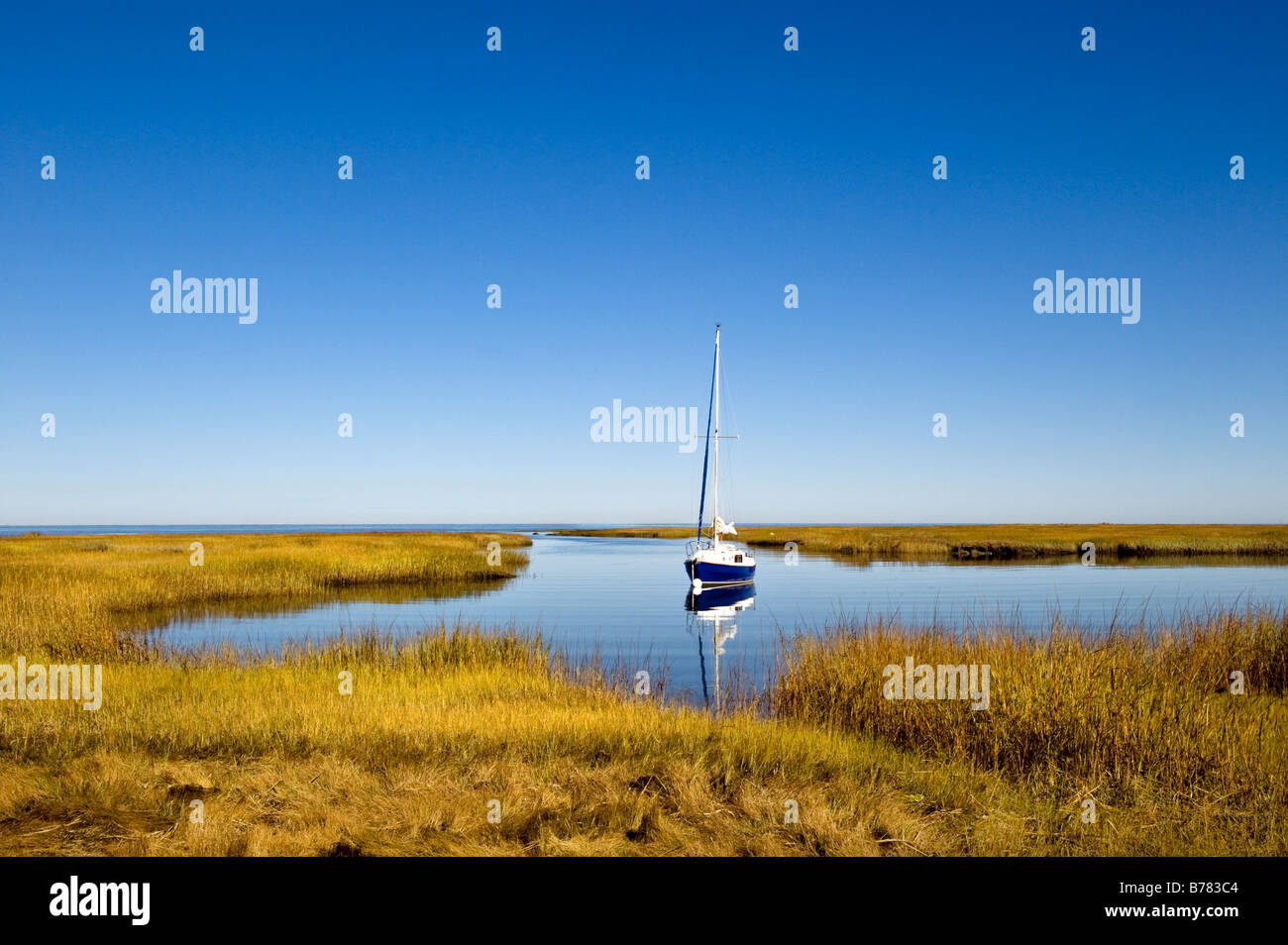 Segelboot in einem Salt Marsh in Cape Cod Bay Cape Cod ma Massachusetts führenden verankert Stockfoto