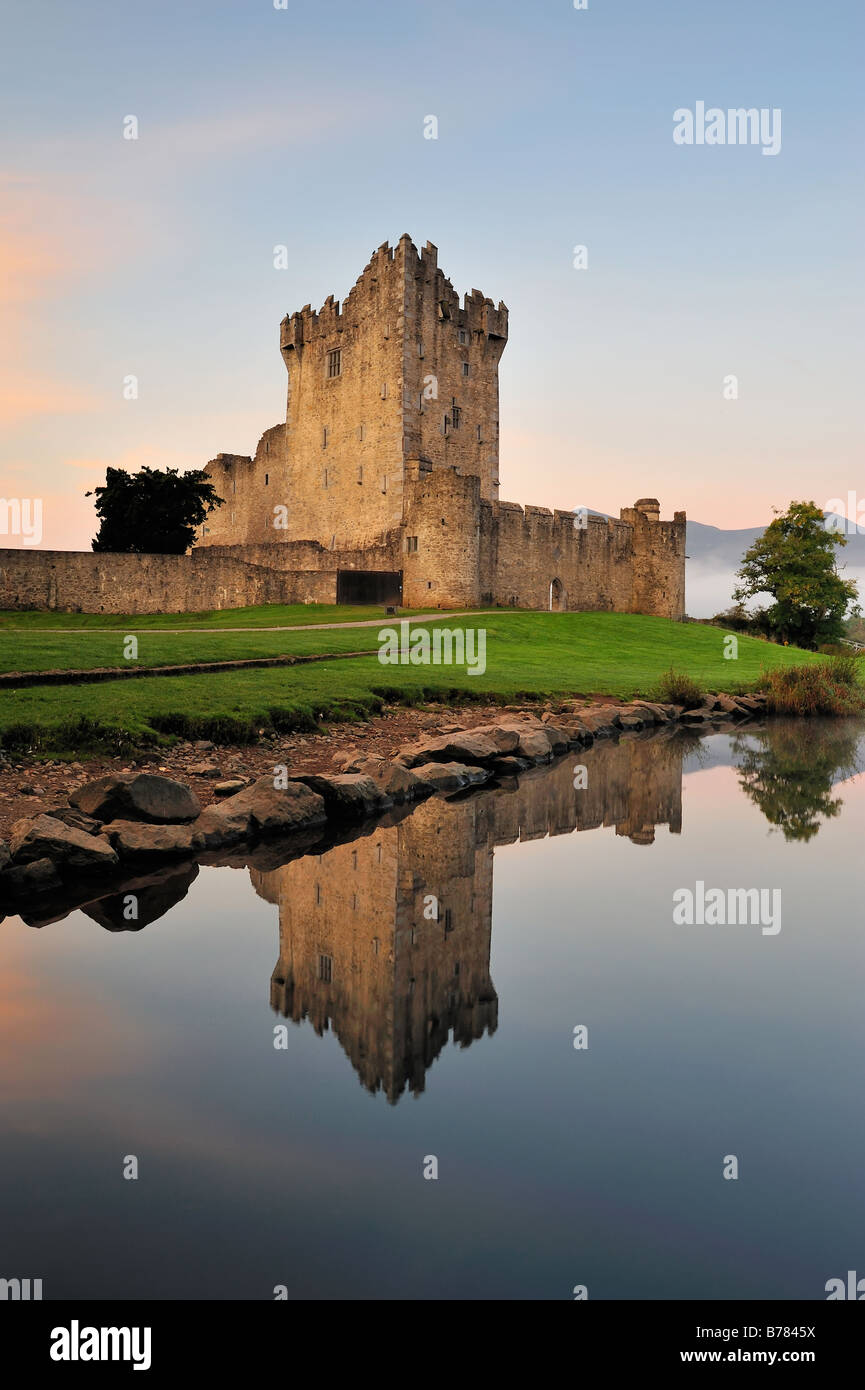 Morgenlicht auf Ross Castle, Killarney, Co.Kerry Stockfoto
