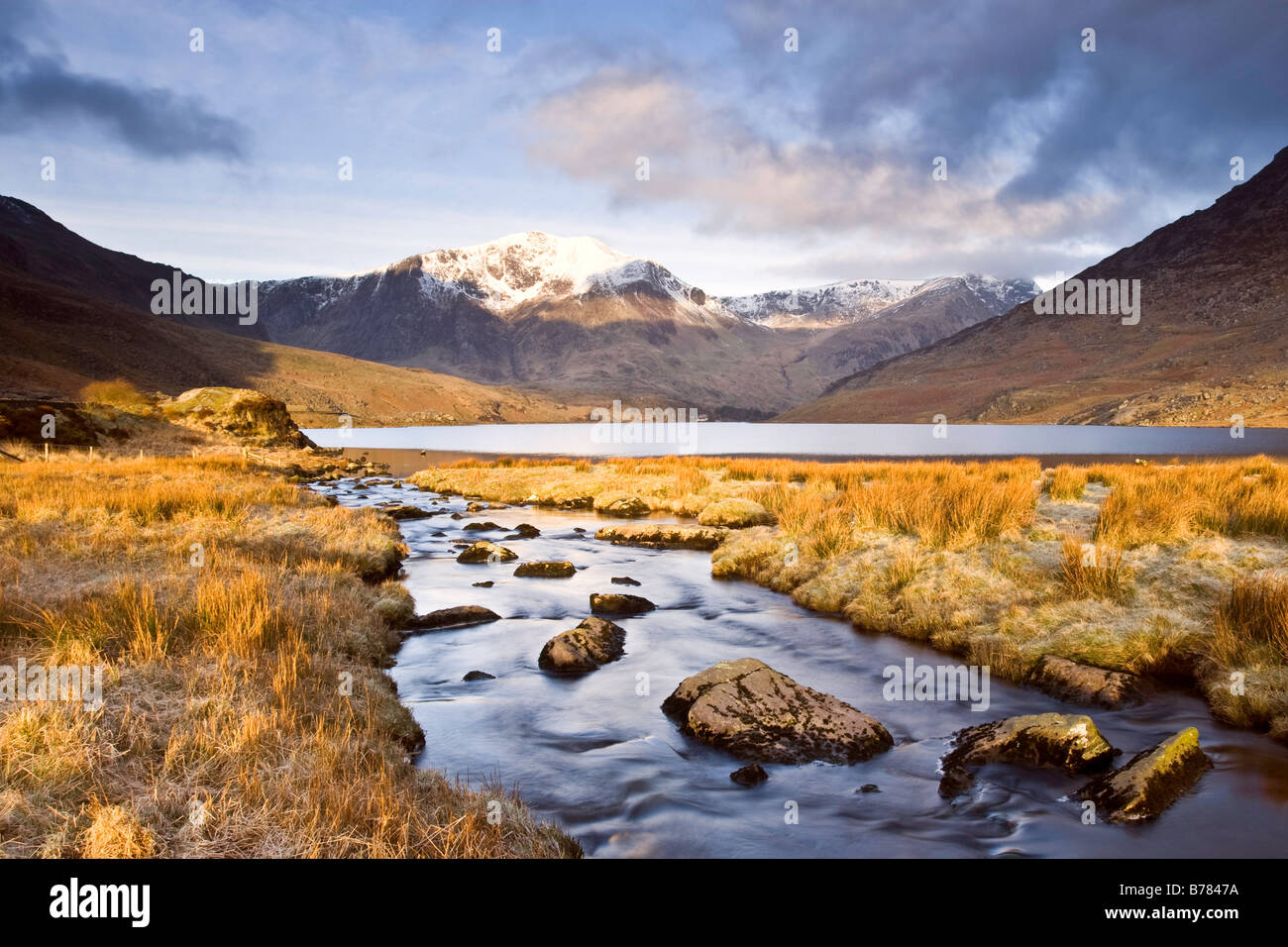 Llyn Ogwen See, Nordwales. Am frühen Morgen mit Mount Snowdon deutlich sichtbar im Hintergrund anzeigen. Stockfoto