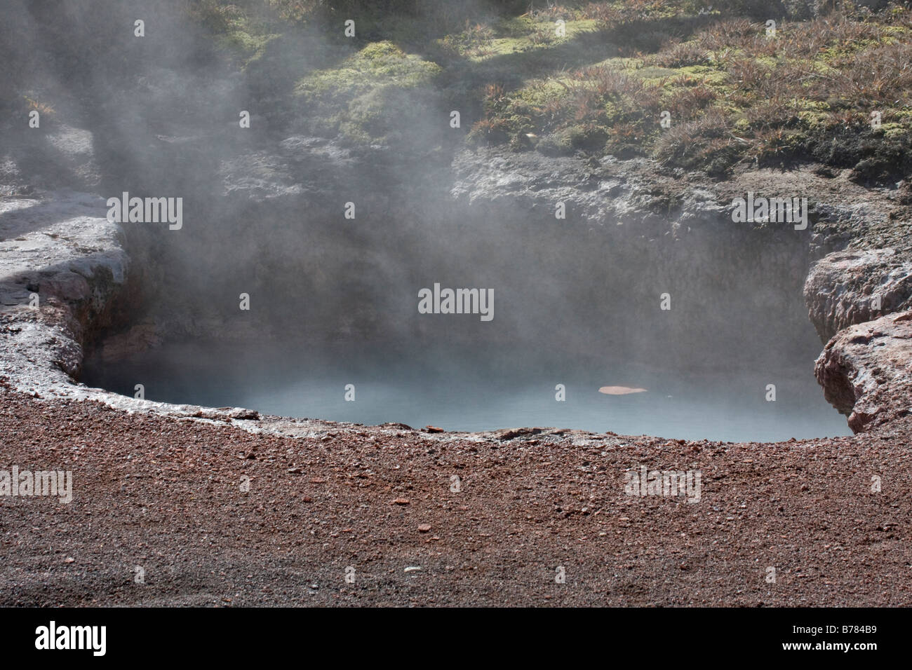 Sonnenlicht leuchtet auf einem hot Pool im Yellowstone. Stockfoto