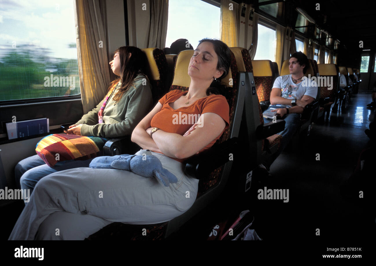 Passagiere, die schlafen auf einem Zug in England Stockfoto