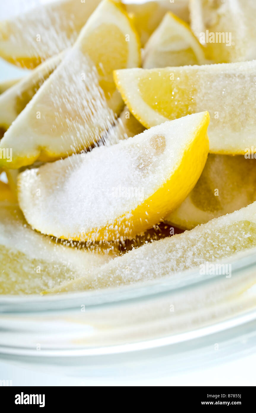 Viertel der Zitronen in Salz bestreut wird dann in Parfait Gläser abgefüllt und mit Zitronensaft aufgefüllt. In marokkanischen Gerichten verwendet. Stockfoto