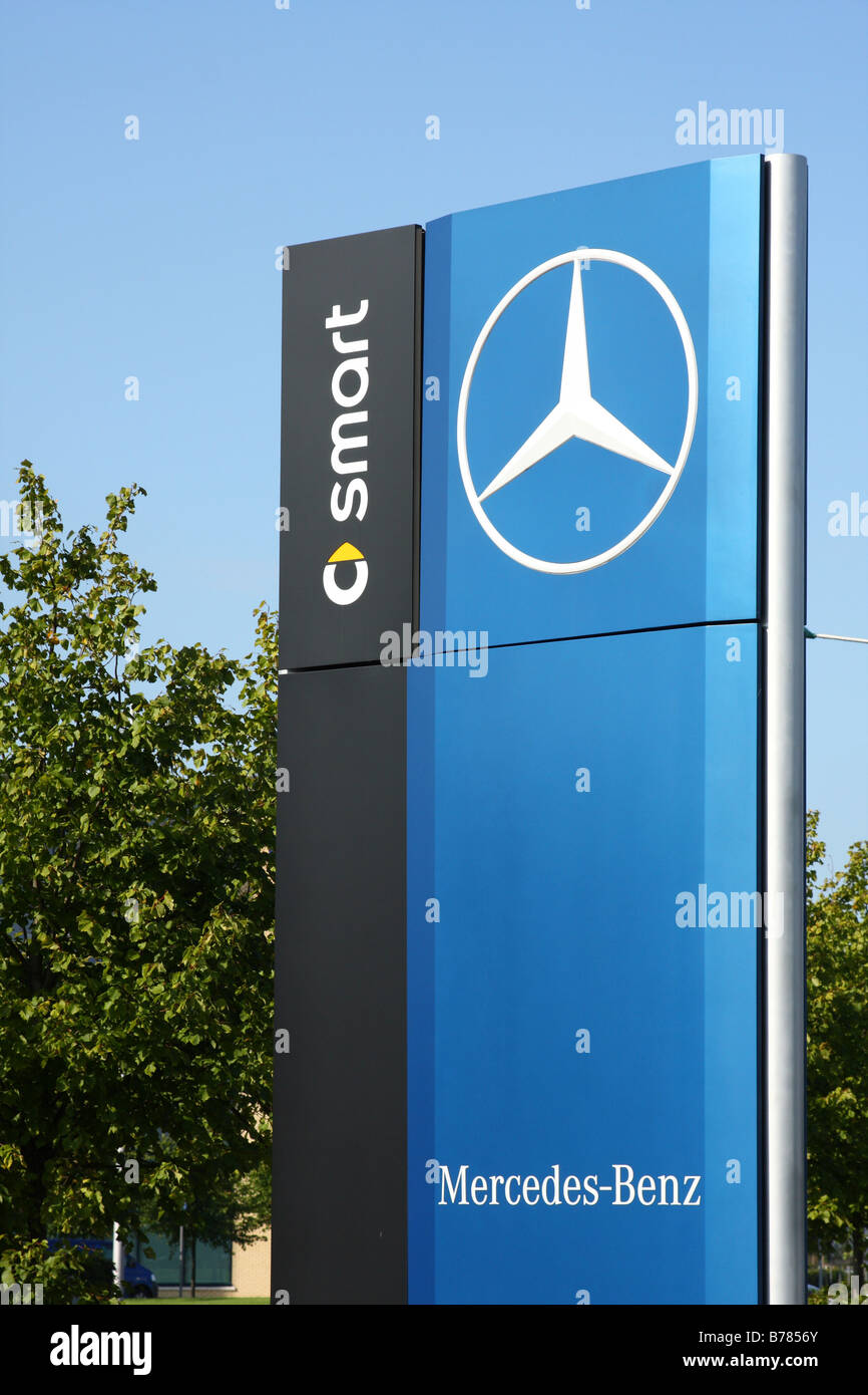Ein Mercedes-Benz und Smart Autohaus in einer Stadt, U.K. Stockfoto