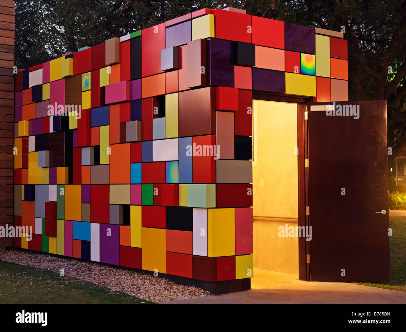 bunte Multi farbige Gebäude dient als Eingang für Parkhaus am Discovery Park Synchronizität der Farbe von Margo Sawyer Stockfoto