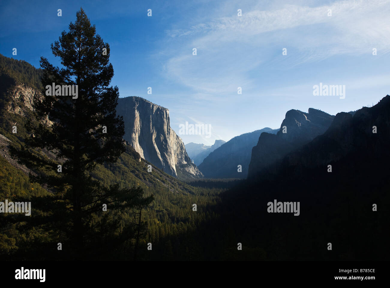 Blick auf YOSEMITE Tal zeigt EL CAPITAN und HALF DOME, YOSEMITE Nationalpark, Kalifornien Stockfoto