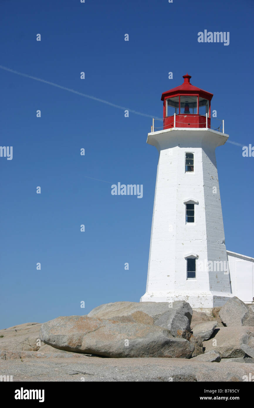Der historische Leuchtturm Peggys Cove abhebt in strahlendem weiß vor einem strahlend blauen Himmel. Stockfoto