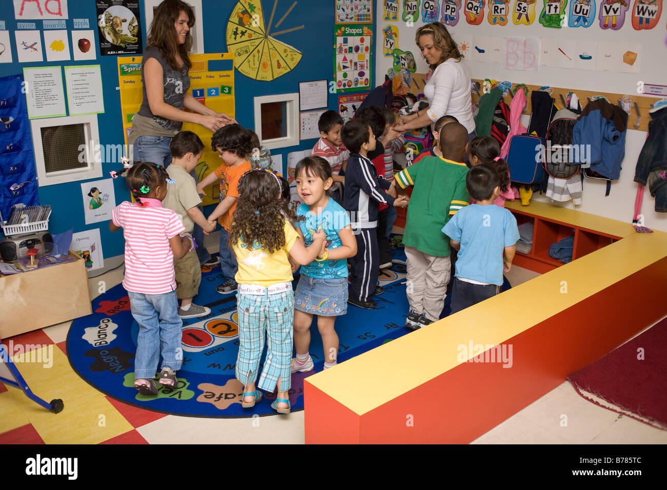 Kinder im Vorschulalter tanzen im Klassenzimmer Stockfoto
