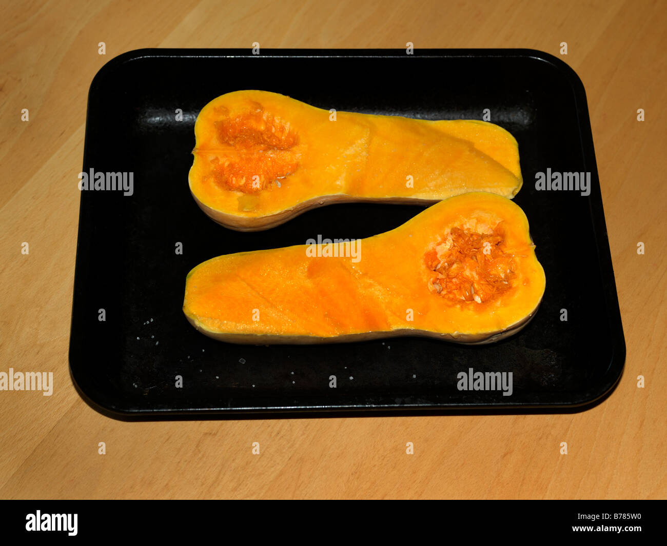 Butter Nuss Kürbis vorbereitet zum Braten für Suppe Stockfoto