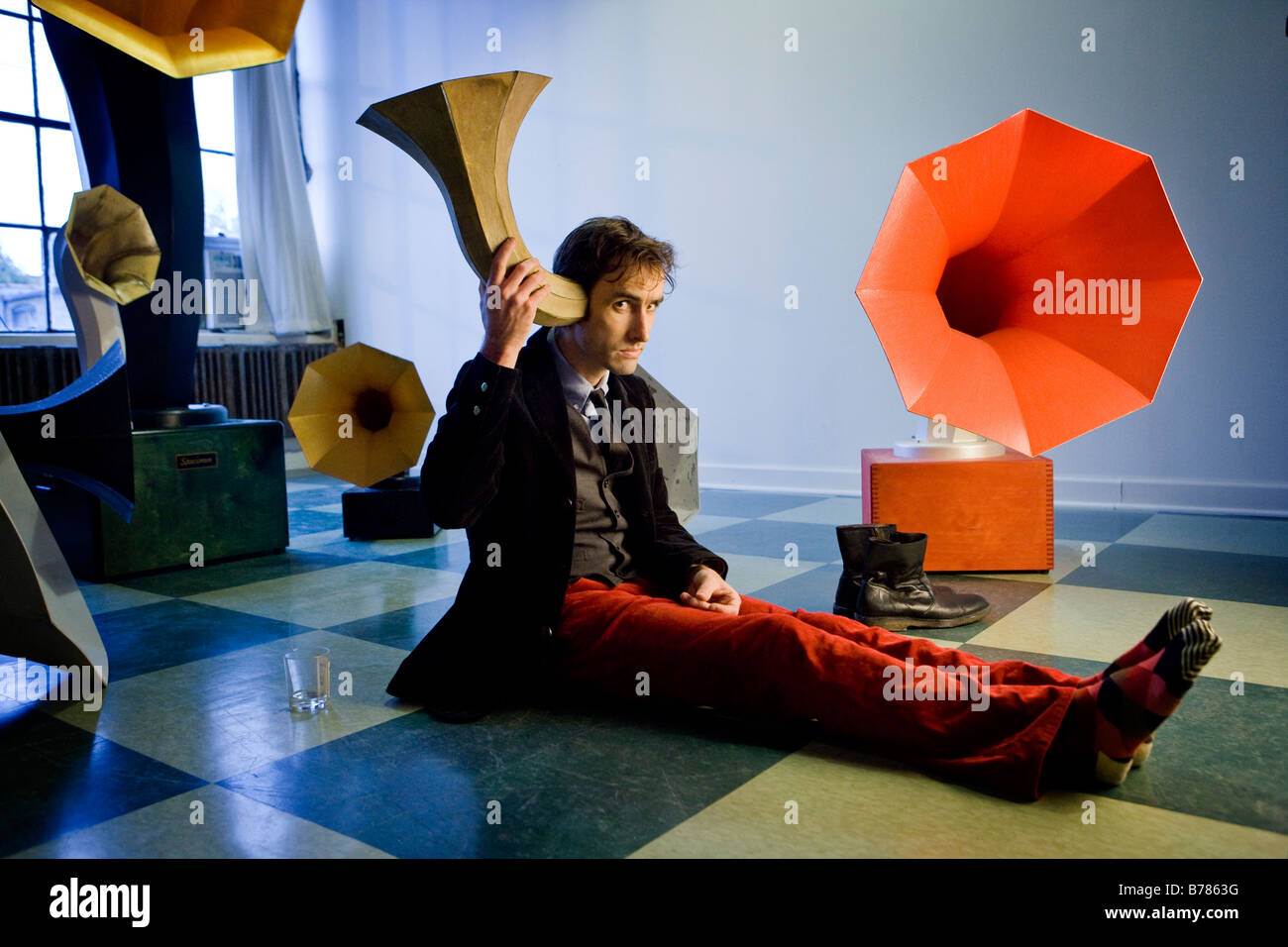 Musiker Andrew Bird mit Horn-Lautsprecher Stockfoto