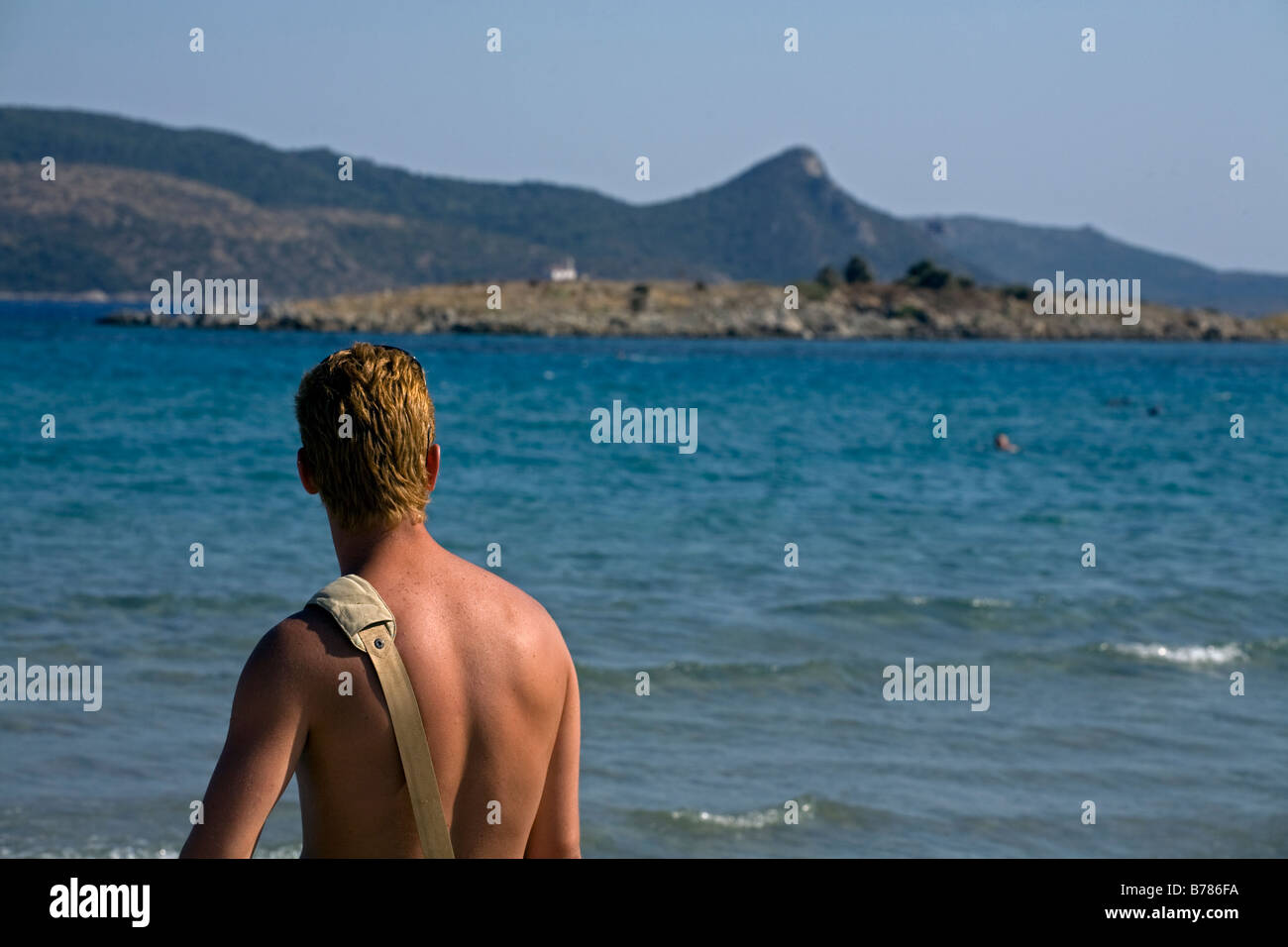 Mann am Strand Psili Ammos Samos Griechenland Stockfoto