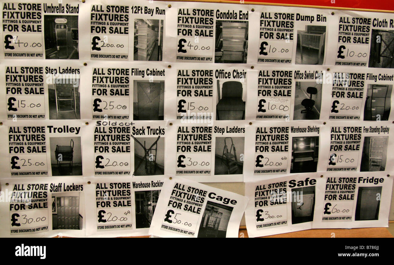 Lagerräumung-Mitteilungen in einem Woolworth Store in Finchley Road, London Stockfoto
