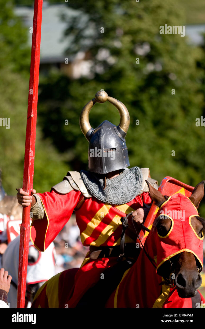 Helmetted Ritter zu Pferd am französischen mittelalterlichen Messe Stockfoto