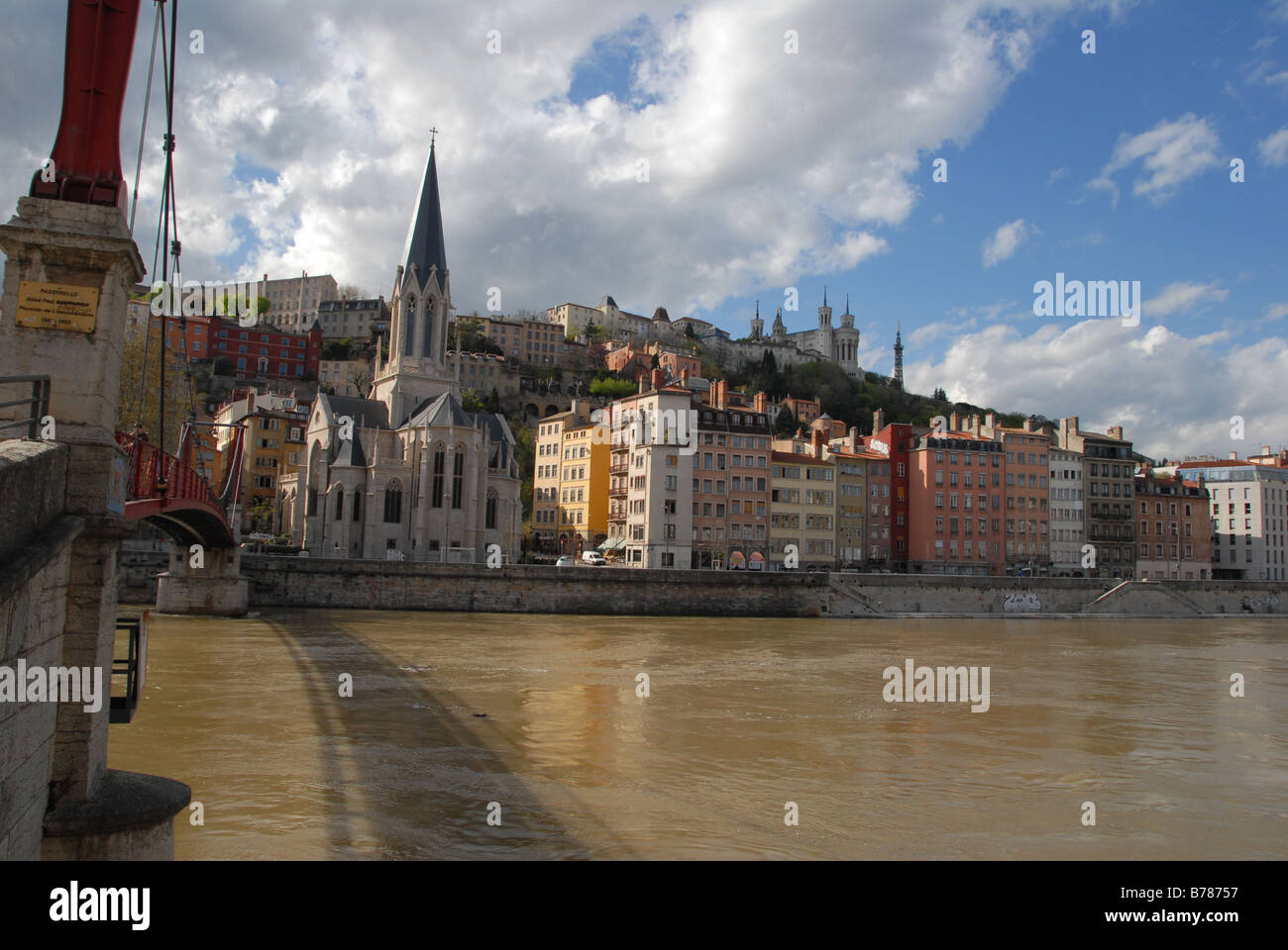 Die Altstadt auf der Saône in Saint Gerorges Bezirk und die Kirche von Saint Georges, Lyon, Frankreich Stockfoto