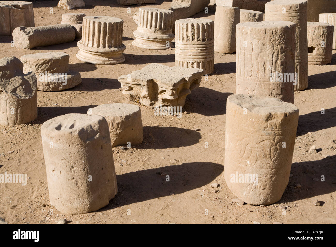 Gebrochene Säule Abschnitte in das Freilichtmuseum im ägyptischen Tempel von Edfu Stockfoto