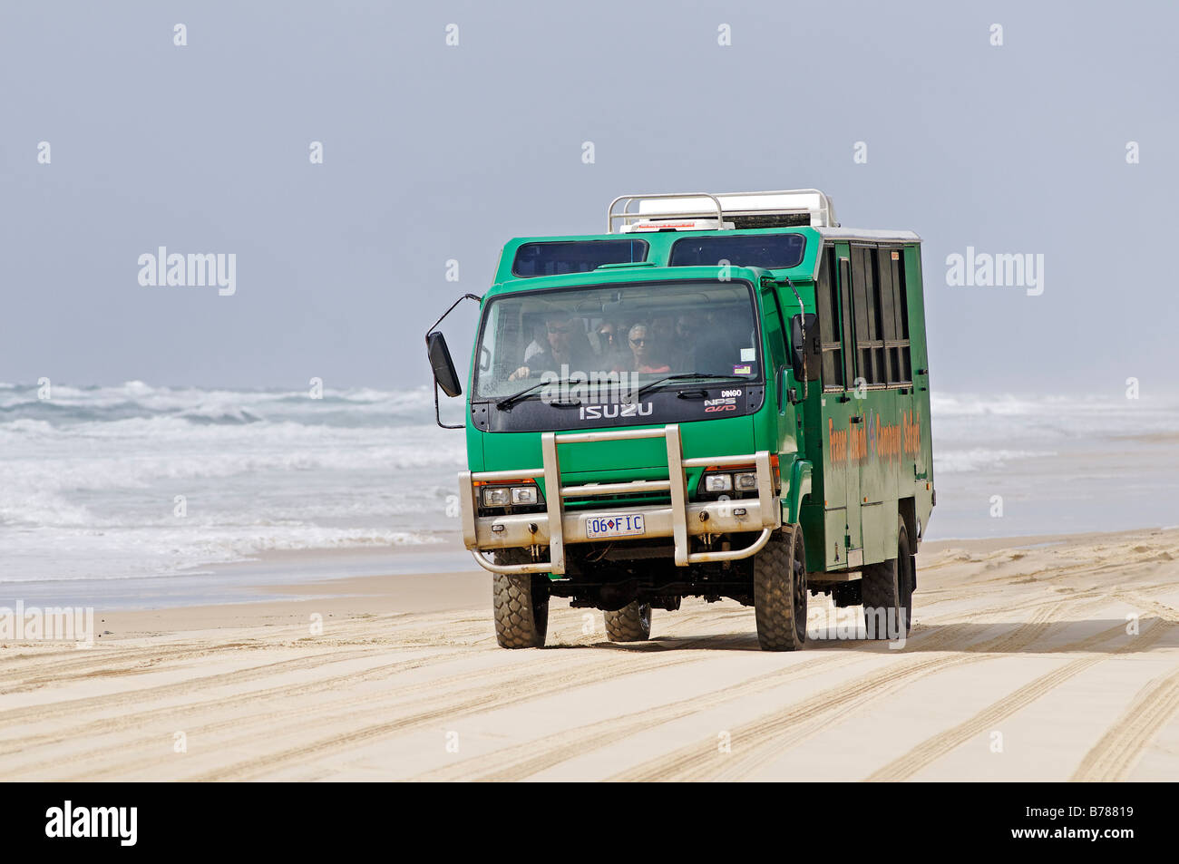 LKW mit Besucher-Antrieb auf dem Strand auf Fraser Island, Queensland, Australien Stockfoto