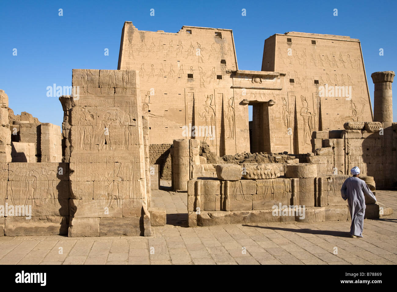 Blick auf die ersten Pylon und Eintritt in den Tempel von Edfu Stockfoto