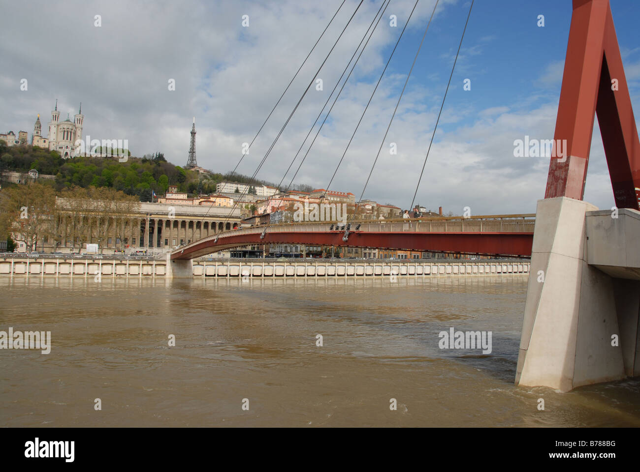 Pass Du Palais De Justice (Steg) über den Fluss Saone und Hügel Fourvière in Lyon, Frankreich Stockfoto