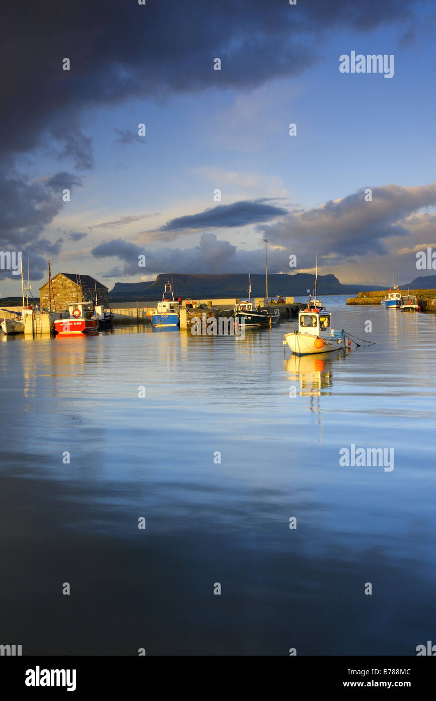 Schöner Sonnenuntergang Farben in Raughly Harbourr, Co. Sligo, Irland Stockfoto