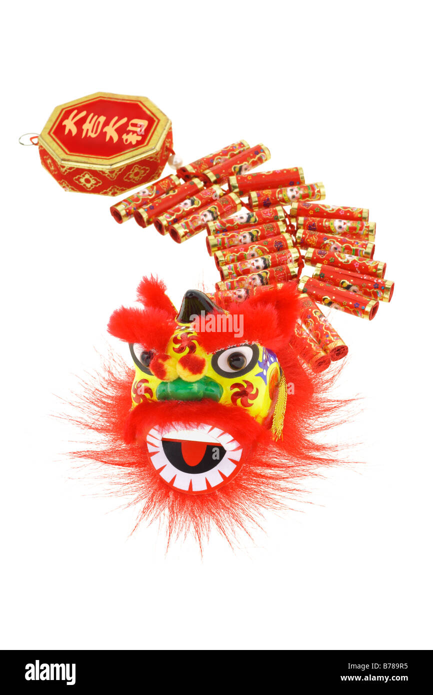 Chinesisches Neujahr-Löwen Kopf und Feuer Cracker Ornamente auf weißem Hintergrund angeordnet Stockfoto