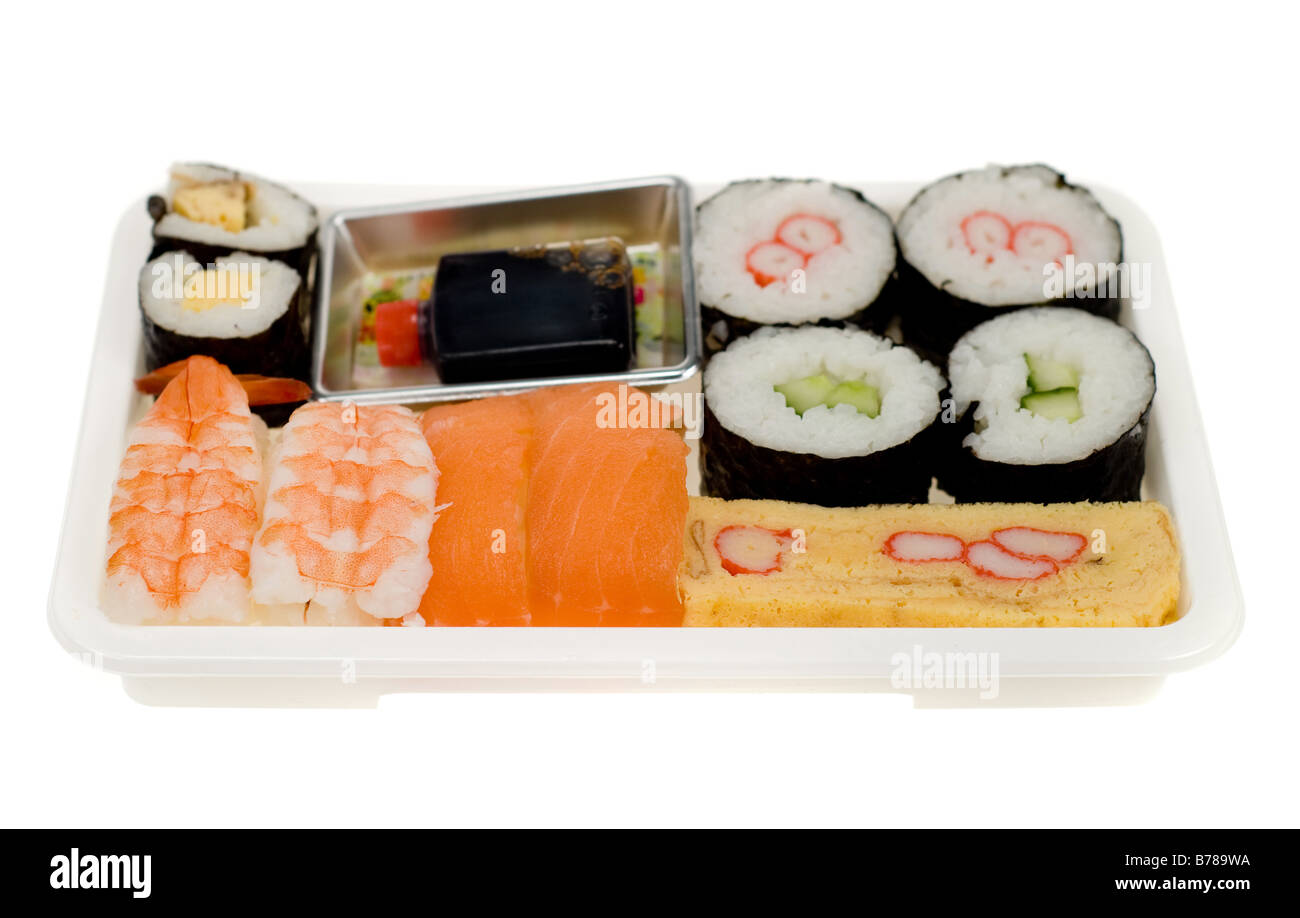 nehmen Sie Kunststoff-Box von Sushi isoliert auf einem weißen Hintergrund zum mit Stockfoto