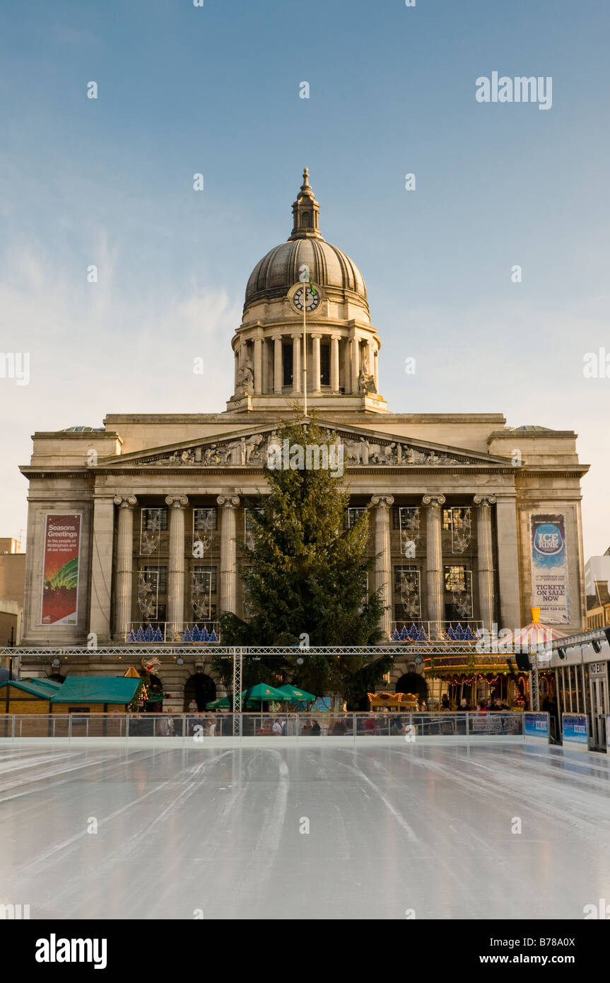 Ein 40m x 19m 130ft von 62ft Eisbahn in Aufmachungen auf Weihnachten 2008 in den alten Marktplatz vor Nottingham Rat-Haus Stockfoto