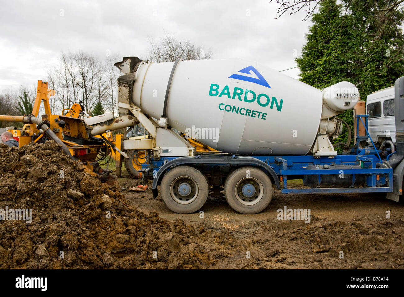 Eine Lieferung von Beton in den Tank einer Pumpe Zement gegossen wird. Stockfoto