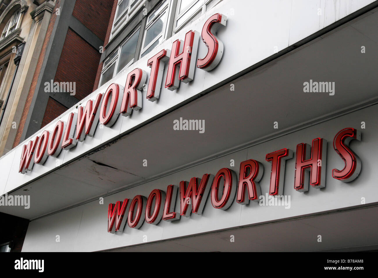 Das Swiss Cottage Woolworths Shop-Fassade auf Londons Finchley Road Stockfoto