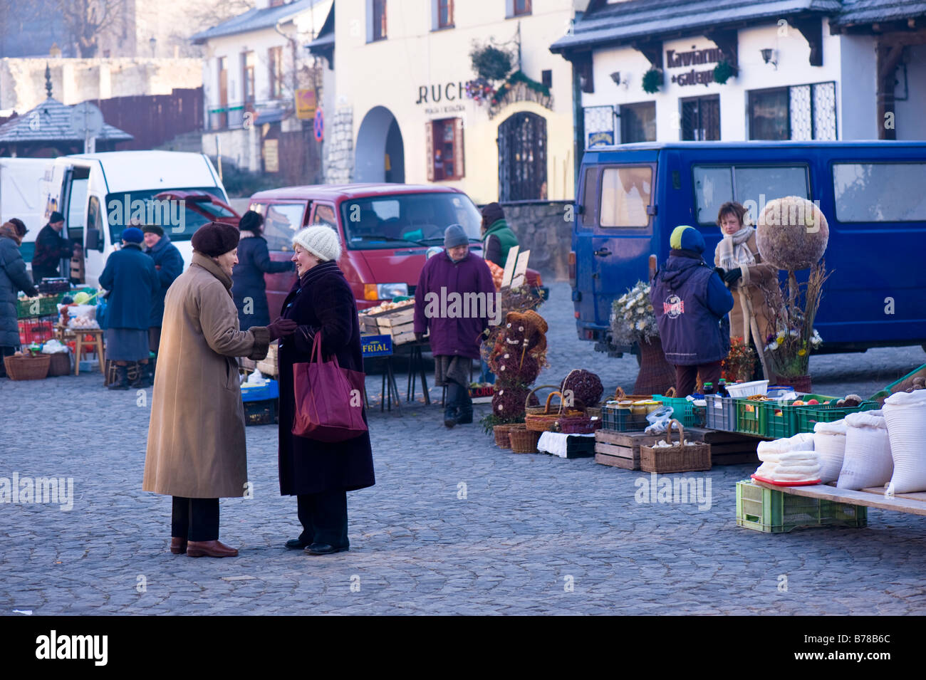 Menschen beim Einkaufen am Hauptplatz in Agrar-Markt Kazimierz Dolny Polen Stockfoto