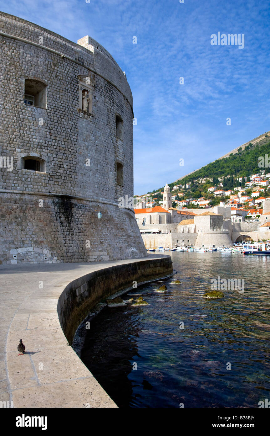 Befestigung an der Einfahrt in den Hafen der Altstadt Dubrovnik Kroatien Stockfoto