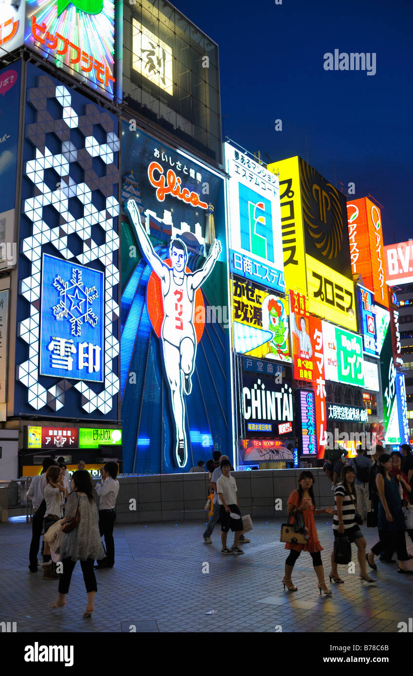 Die riesigen Neonschilder in Dotonbori - einer der beliebtesten Orte des Nachtlebens Osakas, Shinsaibashi JP Stockfoto
