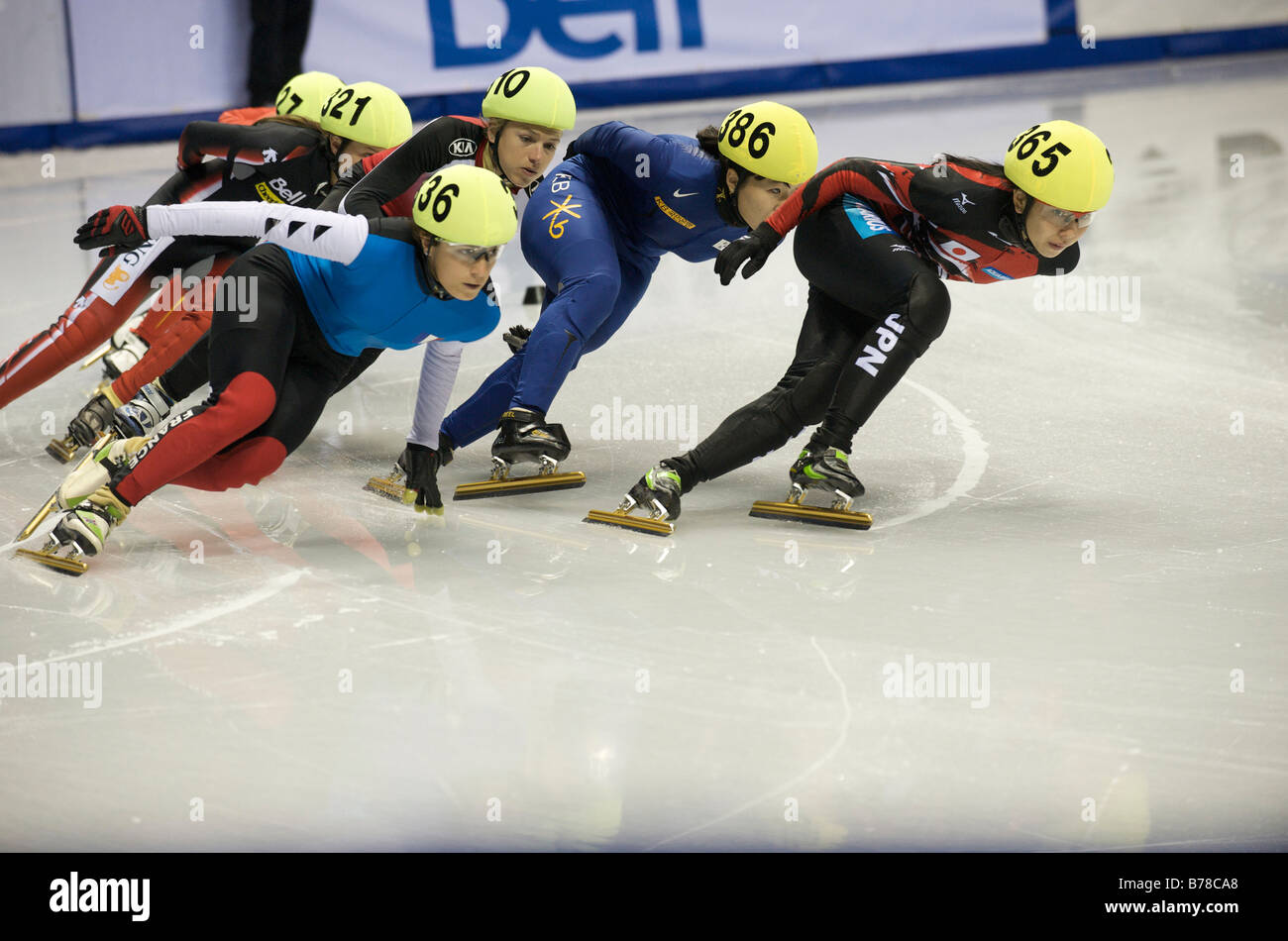 ISU SHORTTRACK-SPEEDSKATING-WELTCUP, VANCOUVER, 2008, führt Mika Ozawa (JPN), während Stephanie Bouvier (FRA) versucht, sich im Freien zu bewegen Stockfoto