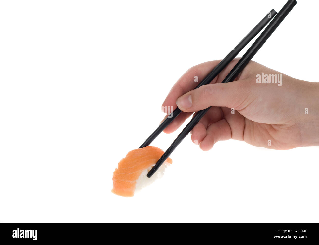 eine Hand mit Stäbchen, hob ein Stück Sushi isoliert auf weiss Stockfoto