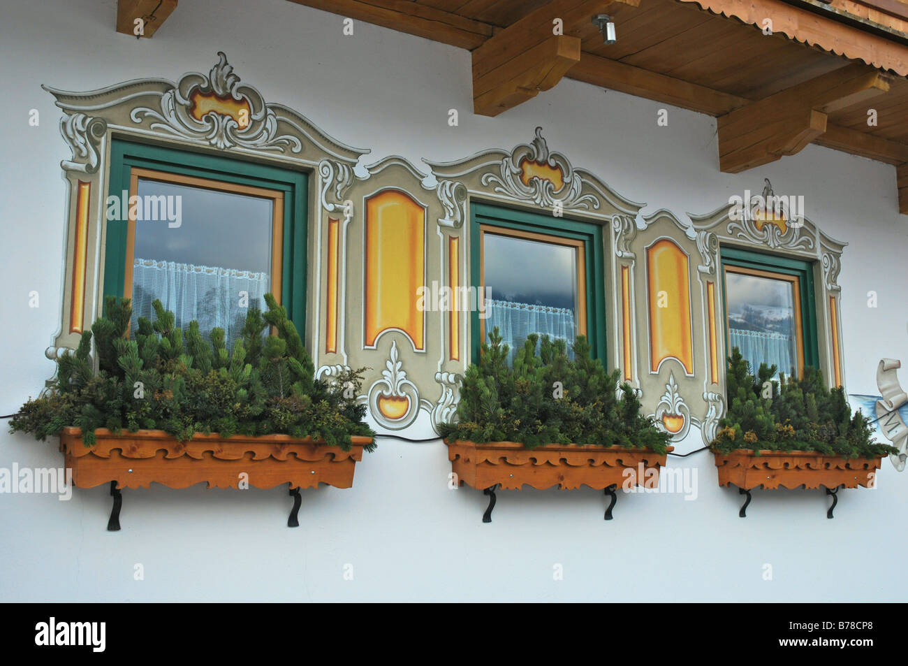 Gemalte Dekorationen rund um Fenster des österreichischen Hauses Zillertal Tirol Österreich Stockfoto