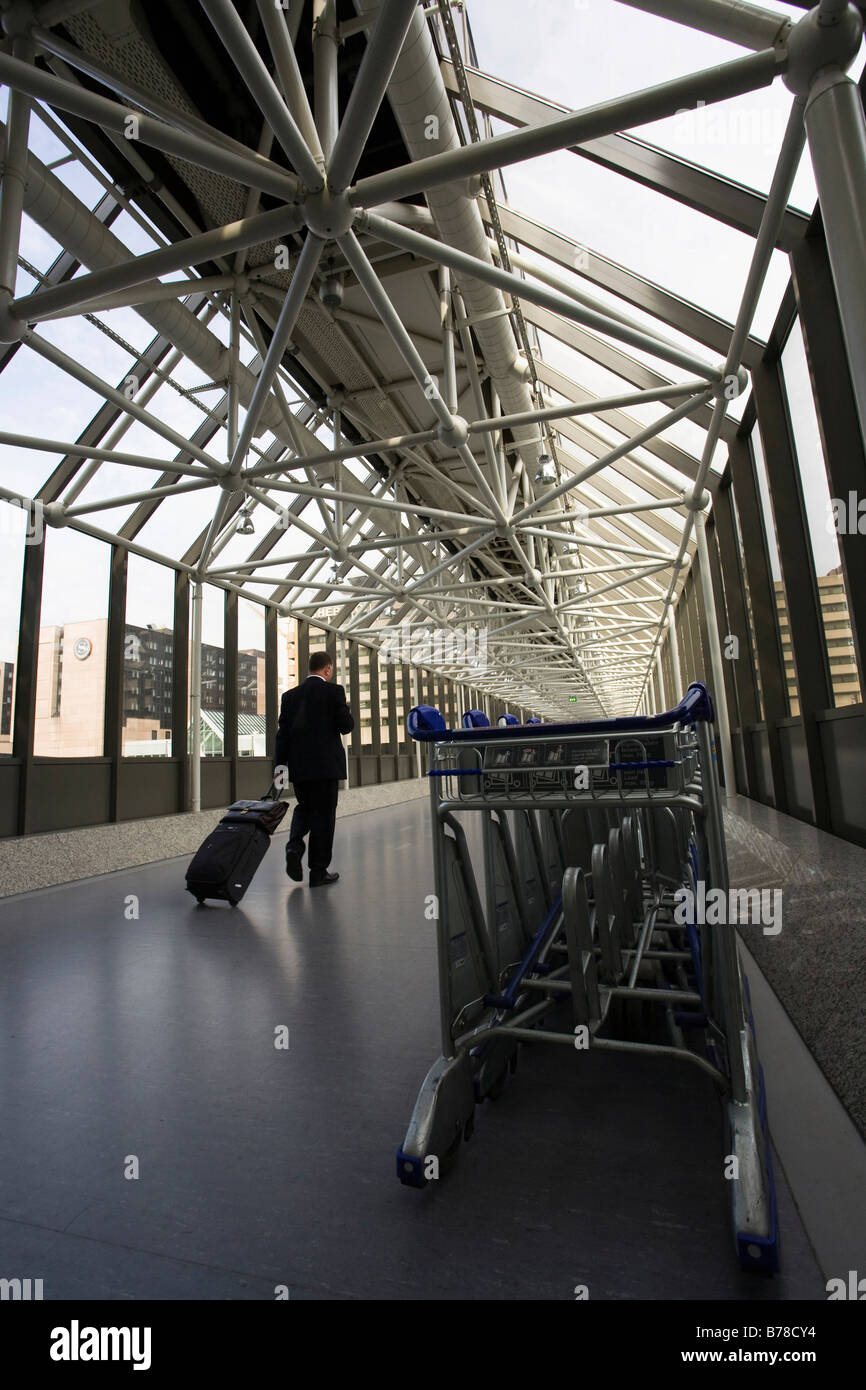 Reisende mit Trolley im Übergangsbereich zur Bahn in Frankfurt Flughafen, Frankfurt Am Main, Hessen, Deutschland, Europa Stockfoto