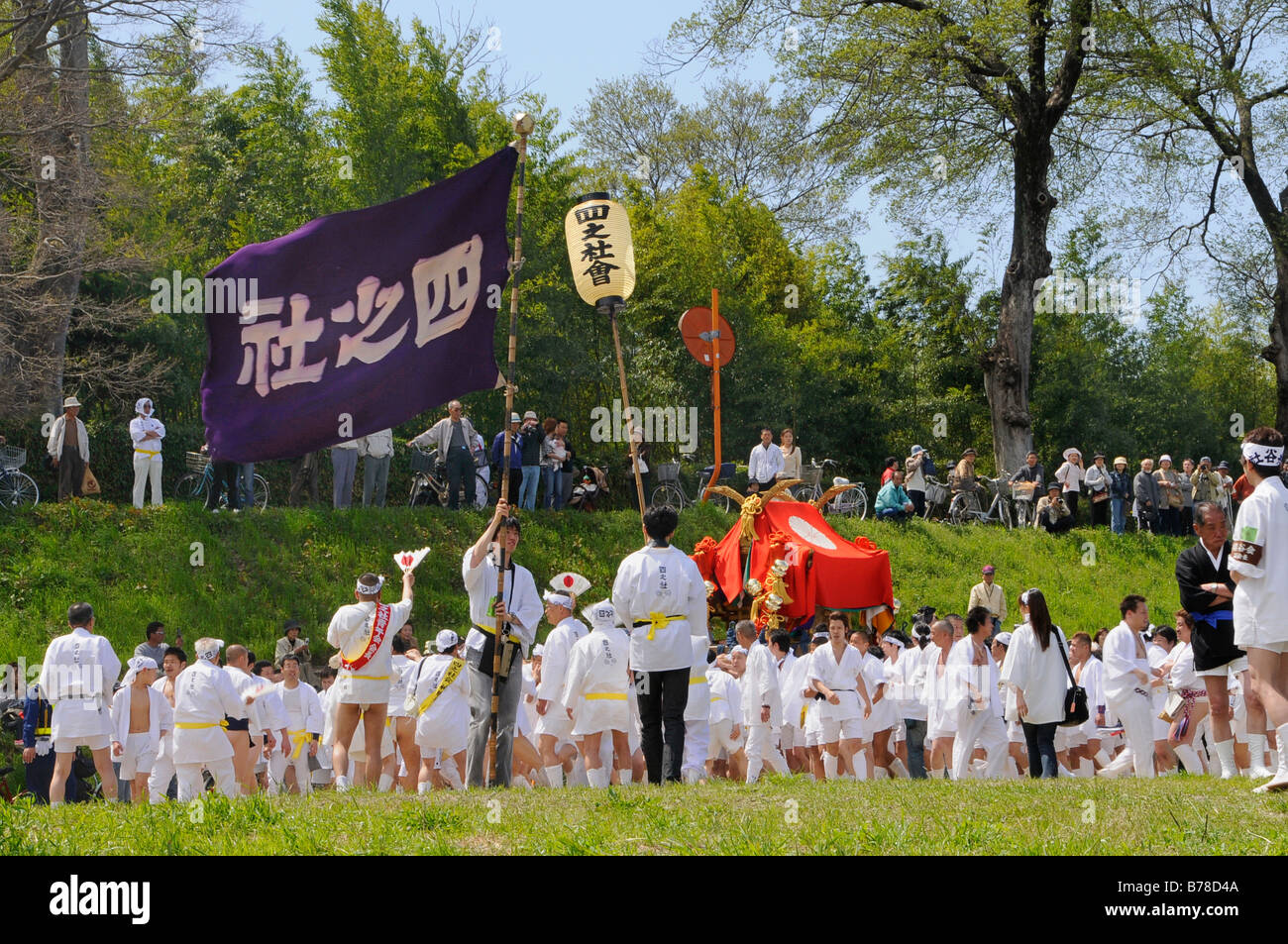 Prozession der Katsura-Fluss zu erreichen, bevor Sie fortfahren, die Prozession mit dem Boot, Matsuri Schrein Festival von Matsuo Taisha Sh Stockfoto