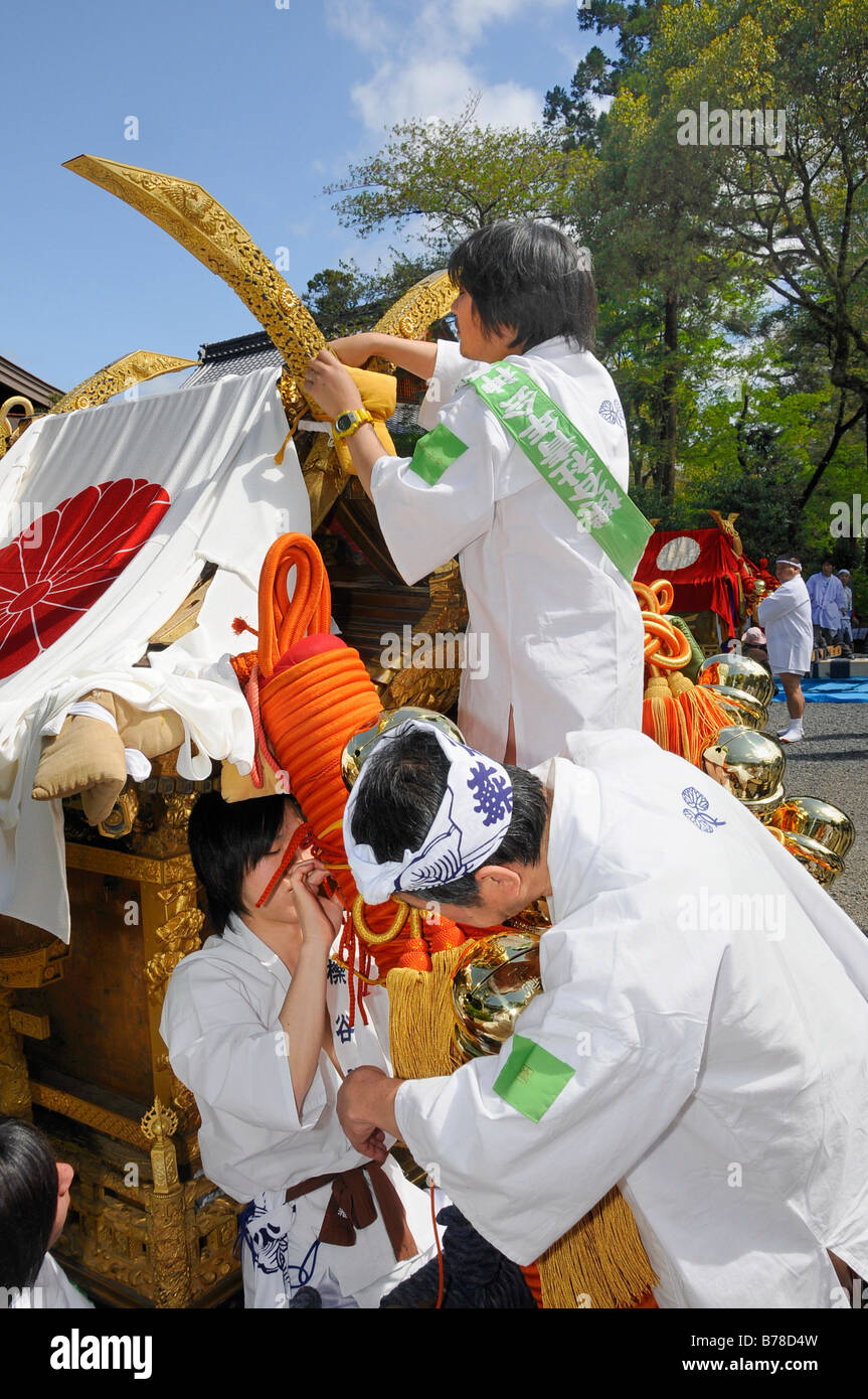 Schreine werden dekoriert für die Prozession, Matsuri Schrein Festival von Matsuo Taisha Shrine, Shinto, Kyoto, Japan, Asien Stockfoto