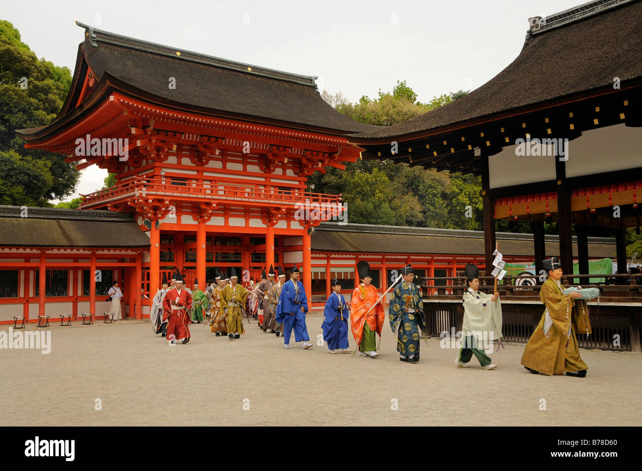 Eintrag von Bogenschützen und Shinto-Priester an das Bogenschießen öffnen Zeremoniell in Shimogamo Schrein, Kyoto, Japan, Asien Stockfoto