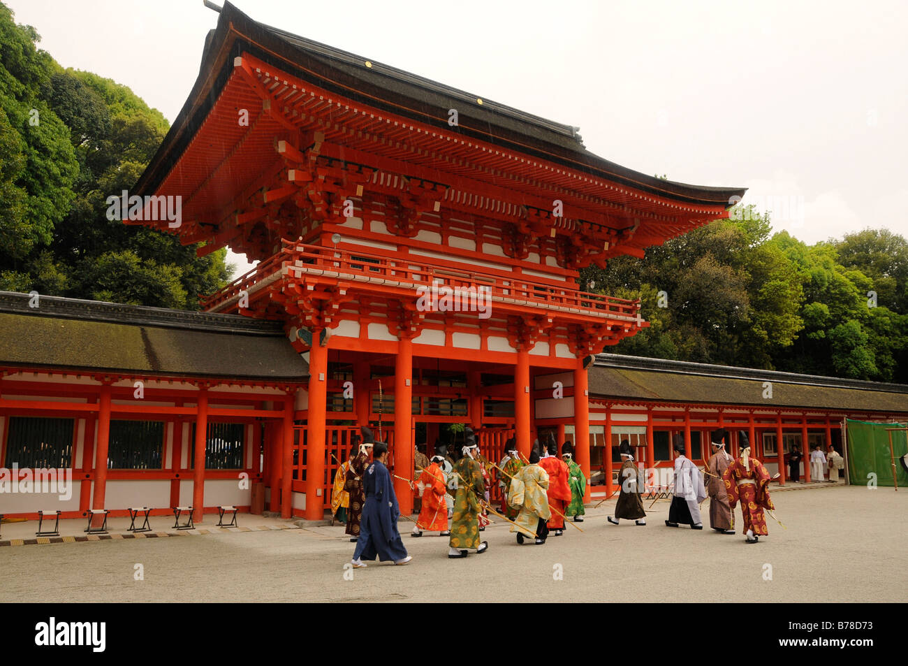 Shinto Priester verlassen das Bogenschießen zeremonielle in Shimogamo Schrein, Kyoto, Japan, Asien Stockfoto