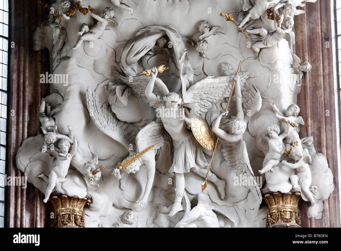 Stuck-Relief "Engelsturz", "gefallene Engel" über dem Altar in der Michaelerkirche, Wien, Österreich, Europa Stockfoto