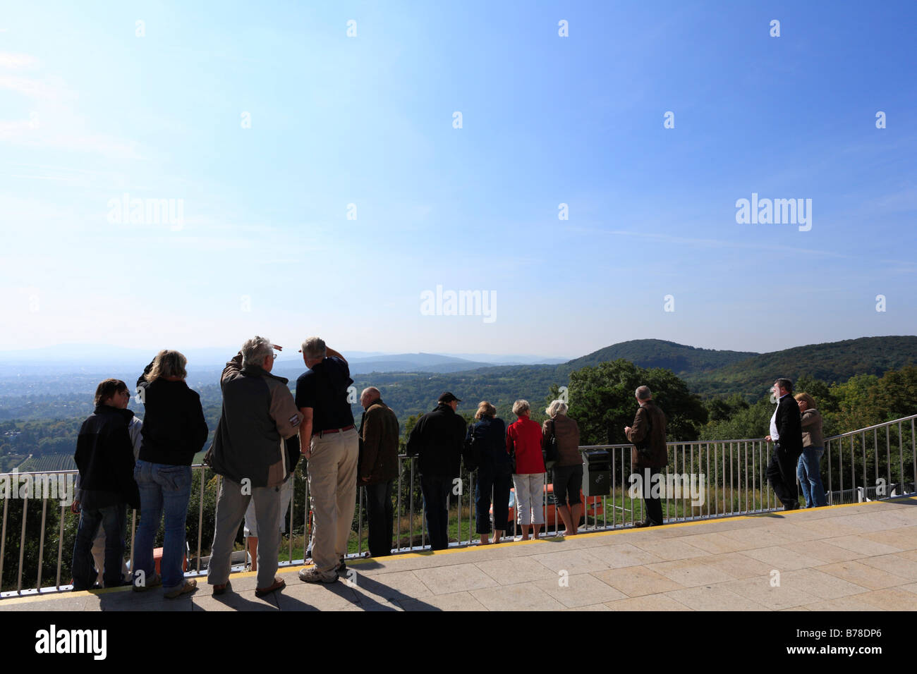 Personen auf Terrasse am Kahlenberg Berg mit Panomaic Blick über Wien, Austria, Europe Stockfoto