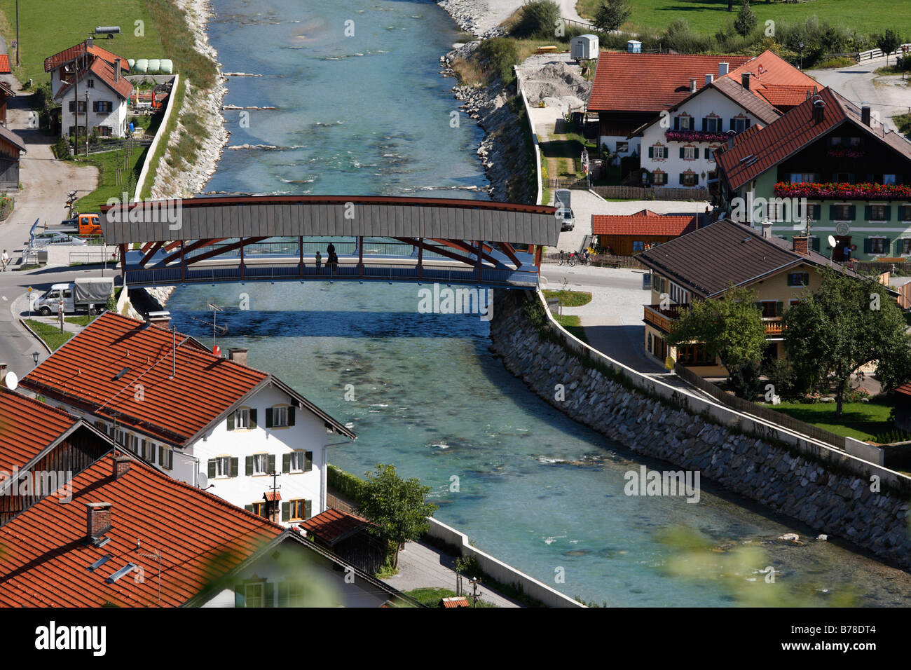 Loisach Hochwasser Schutz Wand in Eschenlohe, Oberbayern, Deutschland, Europa Stockfoto