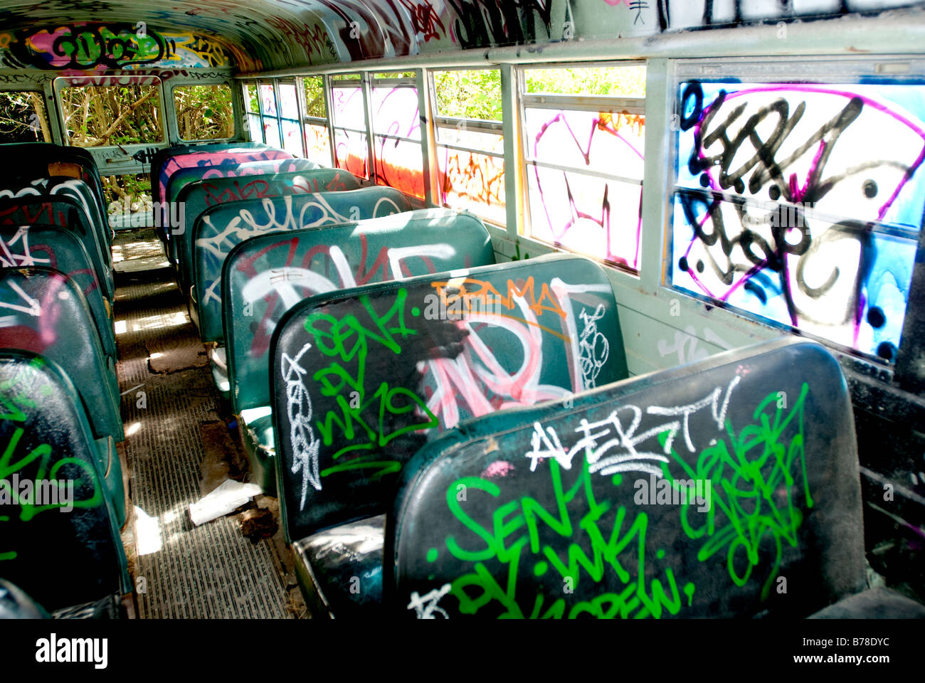 Bunt lackiert Graffiti in alten verlassenen Schulbus, Miami, Florida. Stockfoto