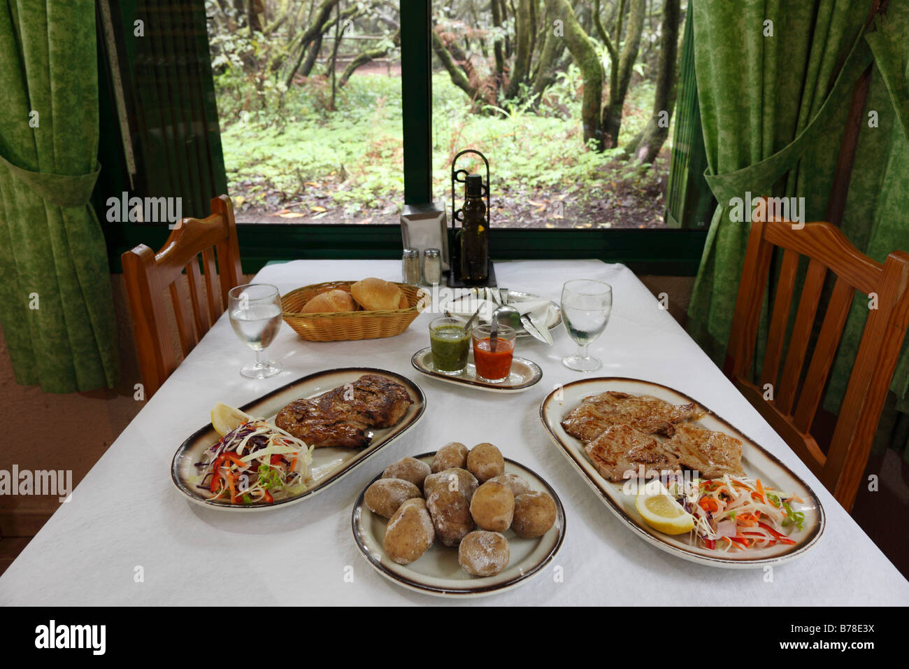 Fleischgerichte im Restaurant Laguna Grande, Nationalpark Garajonay, La Gomera, Kanarische Inseln, Spanien, Europa Stockfoto