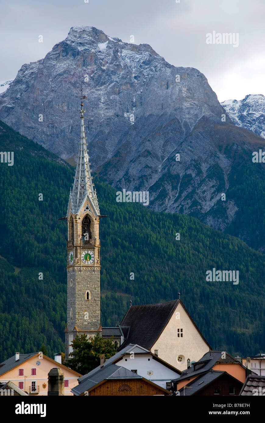 Dächer und Kirchturm der Reformierten Kirche vor dem Piz Lischana, Unterengadin Dolomiten, Sent, Unterengadin, Kanton Stockfoto